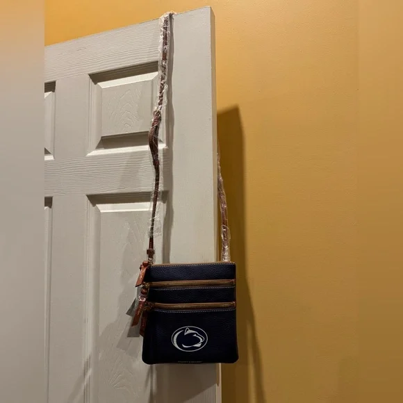 Dooney & Bourke Penn State Nittany Lions Navy Crossbody Bag with Dust Bag NEW - Picture 3 of 15